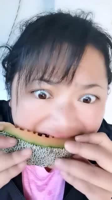农村女网红吃瓜图片视频,揭秘乡村生活新风尚